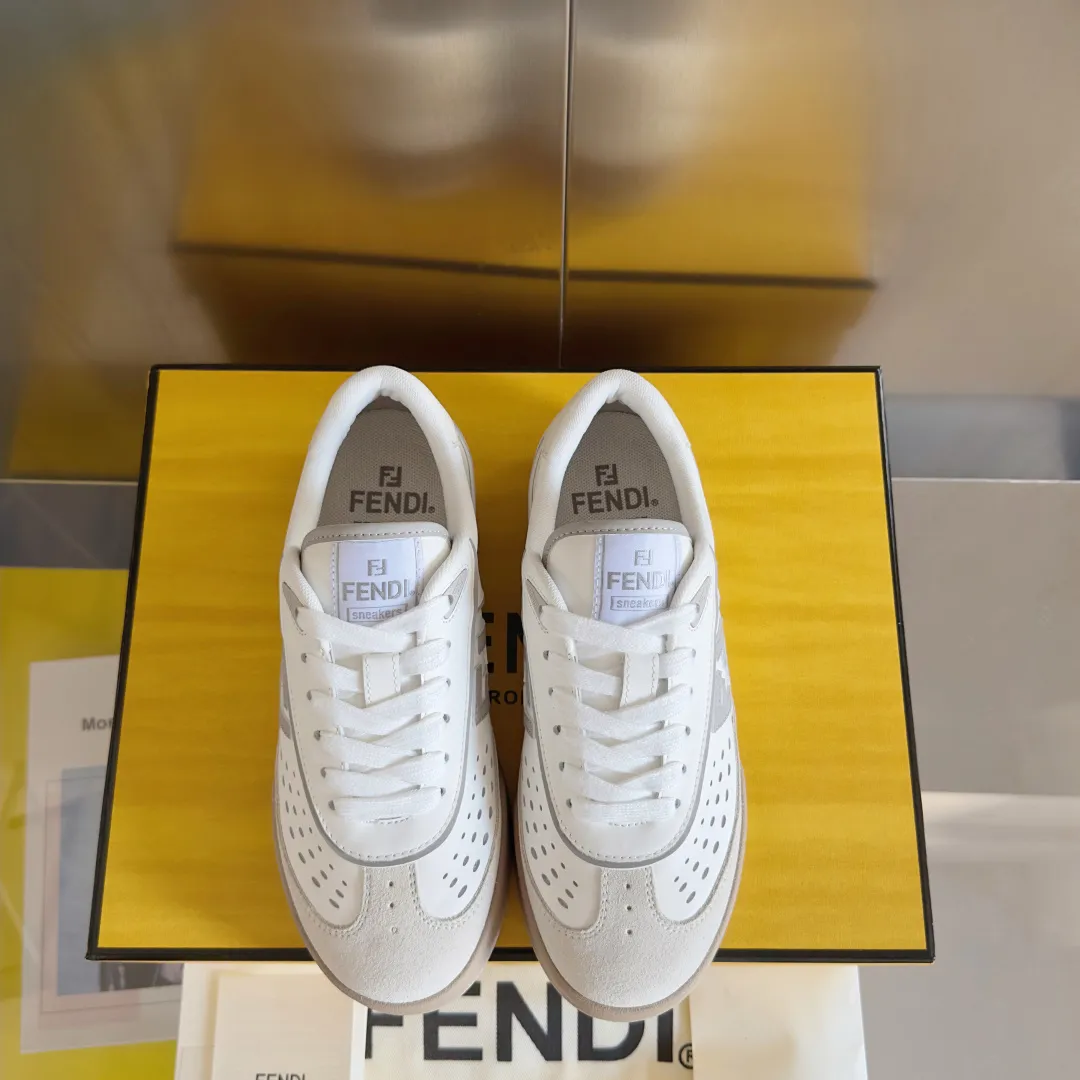 【FENDI】Top P: 740💰 Leather Couple Size: Women's 35-41 / Men's 39-45 Top version: Fendi Fendi match series Couple's Film Casual Sports Shoes Sneakers Original purchase, development, production of these FENDI Match lace-up sneakers. Small perforations accent the upper. Made of white leather with beige suede details. Matcha green leather FF applique. Rubber sole with FENDI lettering on the side. Comes with exquisite packaging at the counter🛍📦 ▪️ Fabric: Original custom imported first-layer cowhide ▪️ Lining: Imported custom breathable mesh ▪️ Sole: Original molded TPU two-color combination sole ▪️ Sole thickness: 3CM.